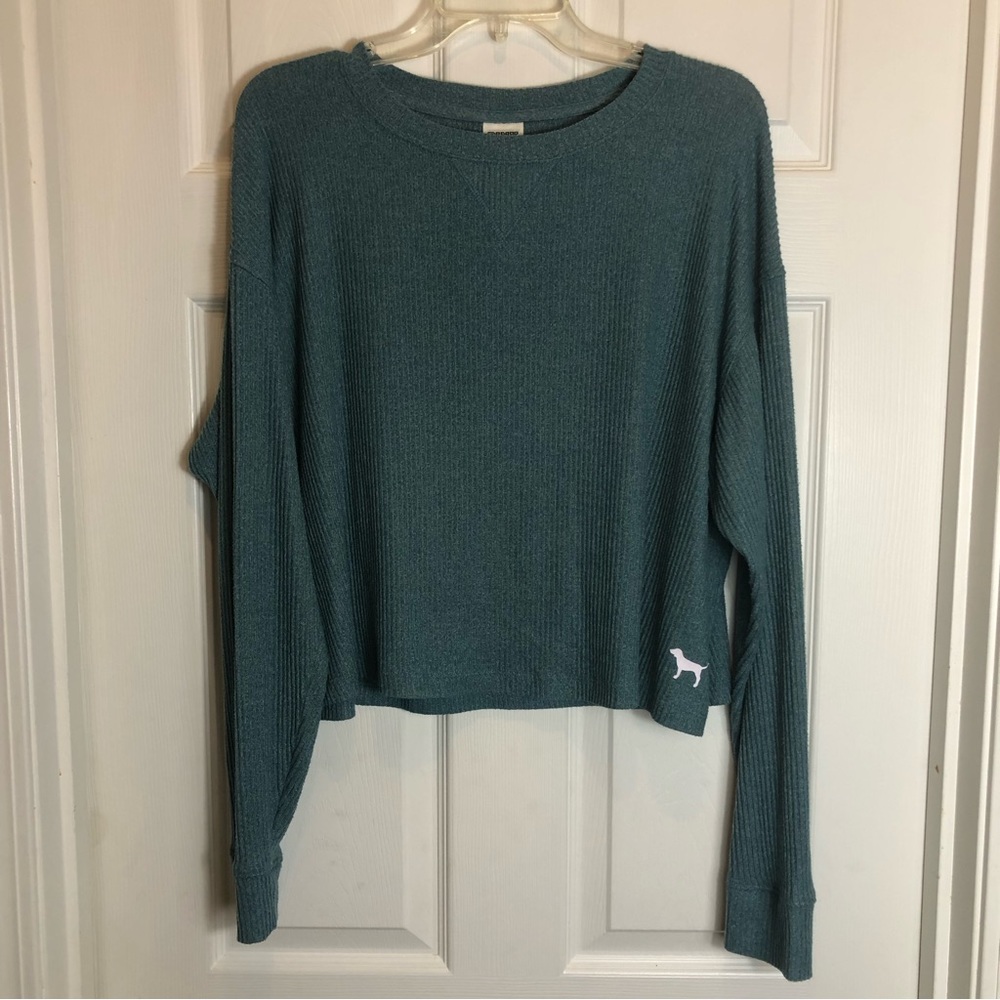 PINK Victoria’s Secret Oversized Long Sleeve Cropped Top. Size M